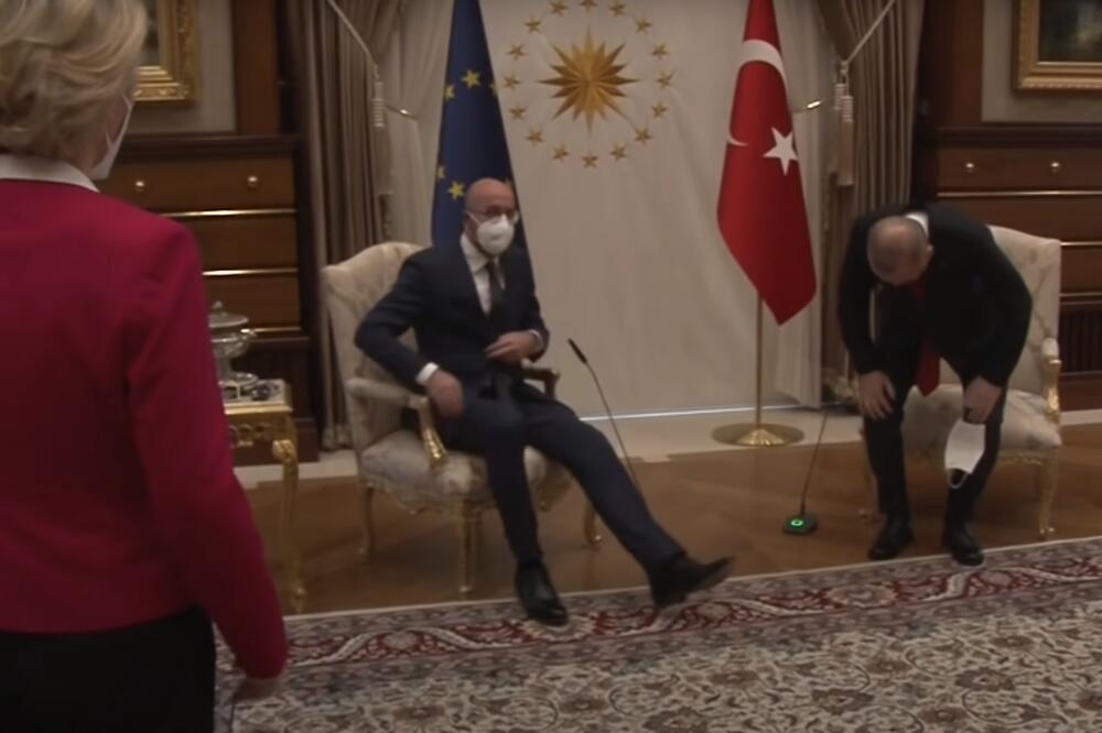 Turški šef diplomacije Mevlüt Cavuşoğlu pojasnil, zakaj je predsednica EK Ursula von der Leyen ostala brez stola: Sedenje organizirano na zahtevo EU!
