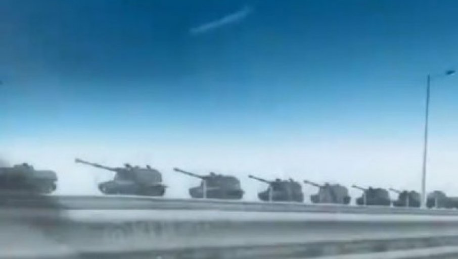 (VIDEO) Krim: Neskončne kolone vojaške opreme, ki gredo čez Kerški most! Moskva se na nekaj pripravlja!
