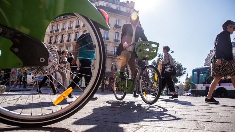 Francija ponuja spodbude za zamenjavo starih avtomobilov z električnimi kolesi