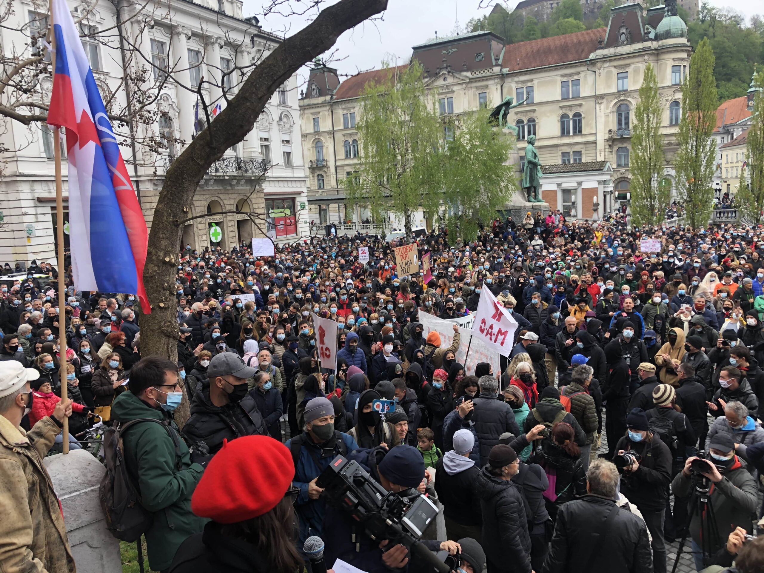 (VIDEO) “Shranite, ker bodo čez nekaj tednov ob polnih bolnišnicah to vse zanikali in brisali” – Janša takole komentiral fotografije z množičnega protesta V Ljubljani