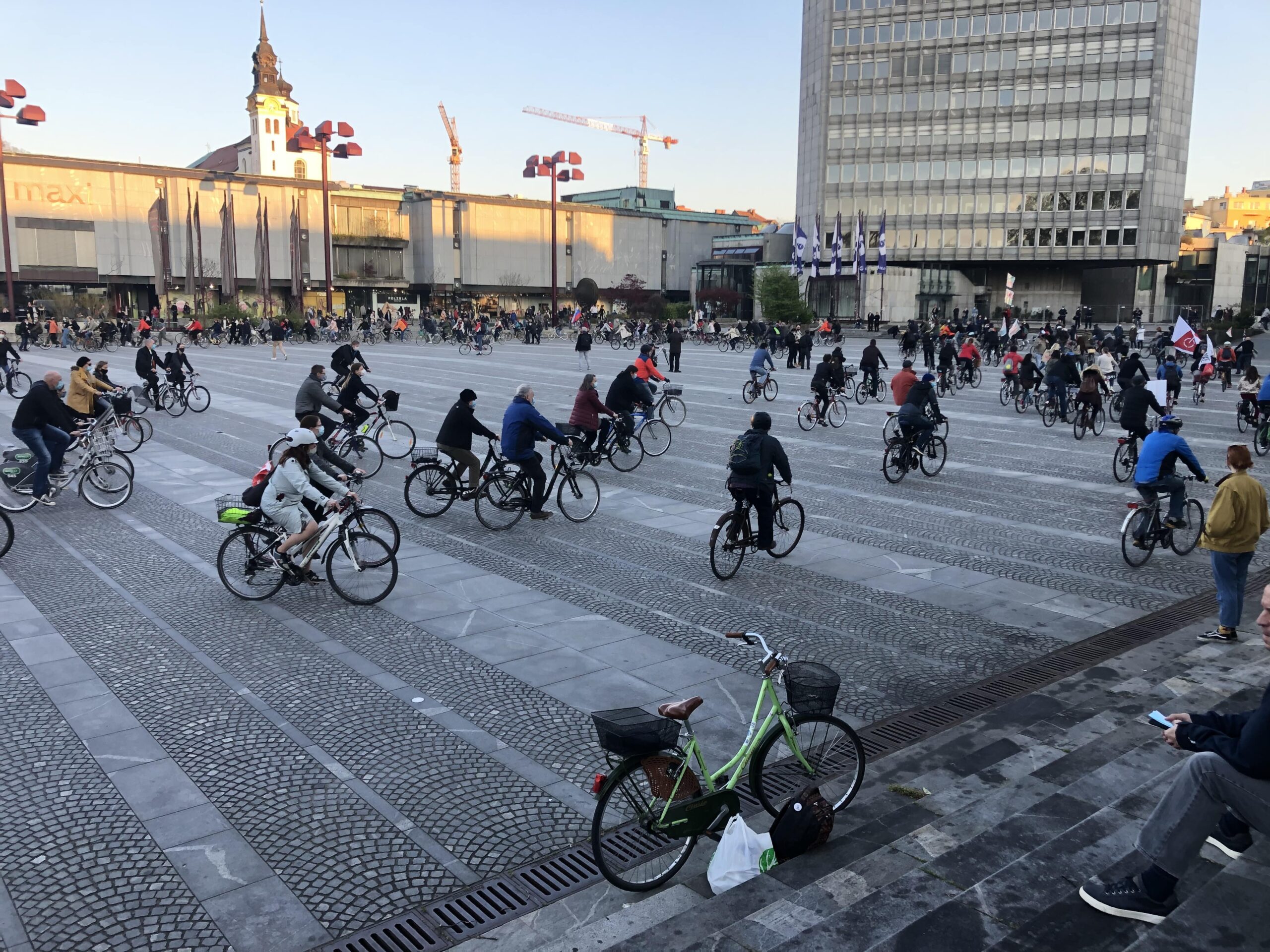 (V ŽIVO) Kljub omejitvi zbiranja na javnih shodih na deset oseb, nocoj v Ljubljani in po drugih mestih po Sloveniji ponovno napovedano kolesarje