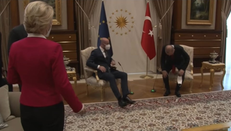Turška sramota: Na sestanku EU-Erdogan predsednica EK Ursula von der Leyen ostala brez sedeža, turški predsednik Erdogan se ni niti premaknil, prav tako ne Charles Michel