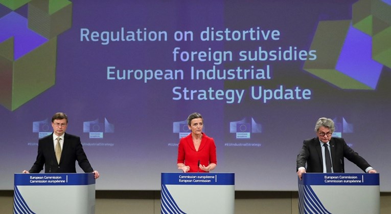 Evropska komisija posodablja industrijsko strategijo, želi zmanjšati odvisnost od Kitajske