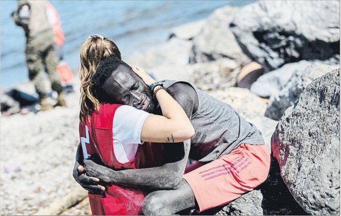 Prostovoljka Rdečega križa tarča grozljivih napadov in žalitev, ker je objela temnopoltega migranta
