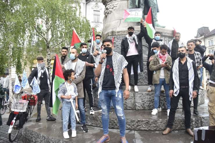 (VIDEO) “Policija je baje popisala vse te palestinske protestnike, specifično, in vse, ki so imeli malo temnejšo kožo. Temu se reče čisto enostavno, fašizem, fašizem, fašizem, fašizem …” – Jaša Jenull po sinočnjih protestih v Ljubljani