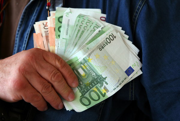 Bo Evropska komisija uvedla mejo za plačila v gotovini? – Predlagajo mejo 10.000 evrov