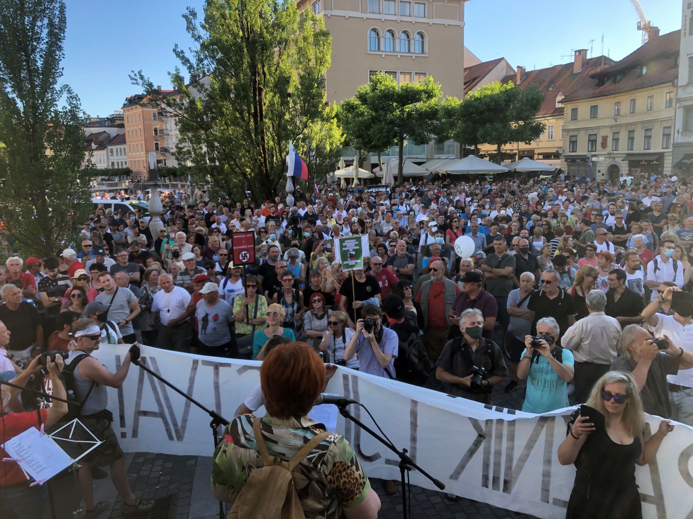 (V ŽIVO) Na dan državnosti v Ljubljani ograje in okoli 500 policistov, ki bodo varovali osrednjo državno proslavo na Trgu republike – Objavljen scenosled današnje alternativne protestne proslave na Prešernovem trgu