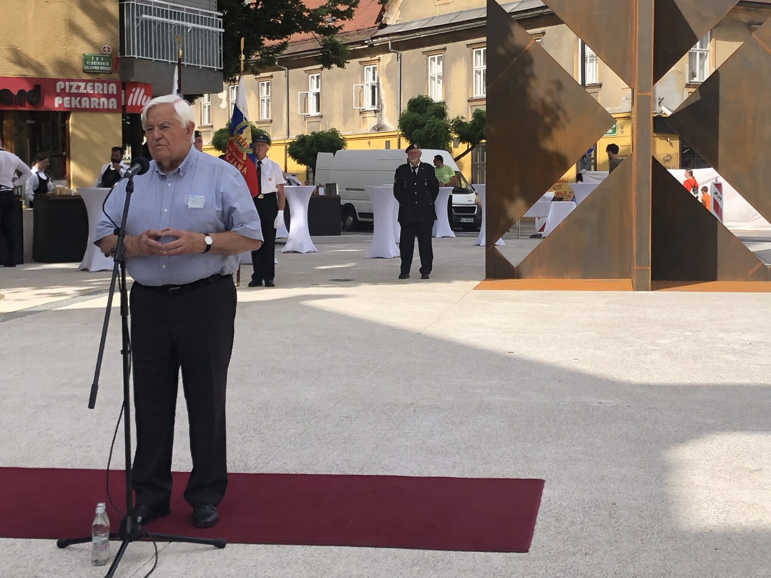(VIDEO) Nekdanji predsednik Milan Kučan kritičen do nekaterih ukrepov Janševe vlade, “ki nimajo zveze z epidemijo in so globoko posegli v ustavno tkivo in bistvo slovenske demokracije in se kažejo v globoki razklanosti slovenske družbe – večji, kot je bila kadarkoli v tridesetih letih”