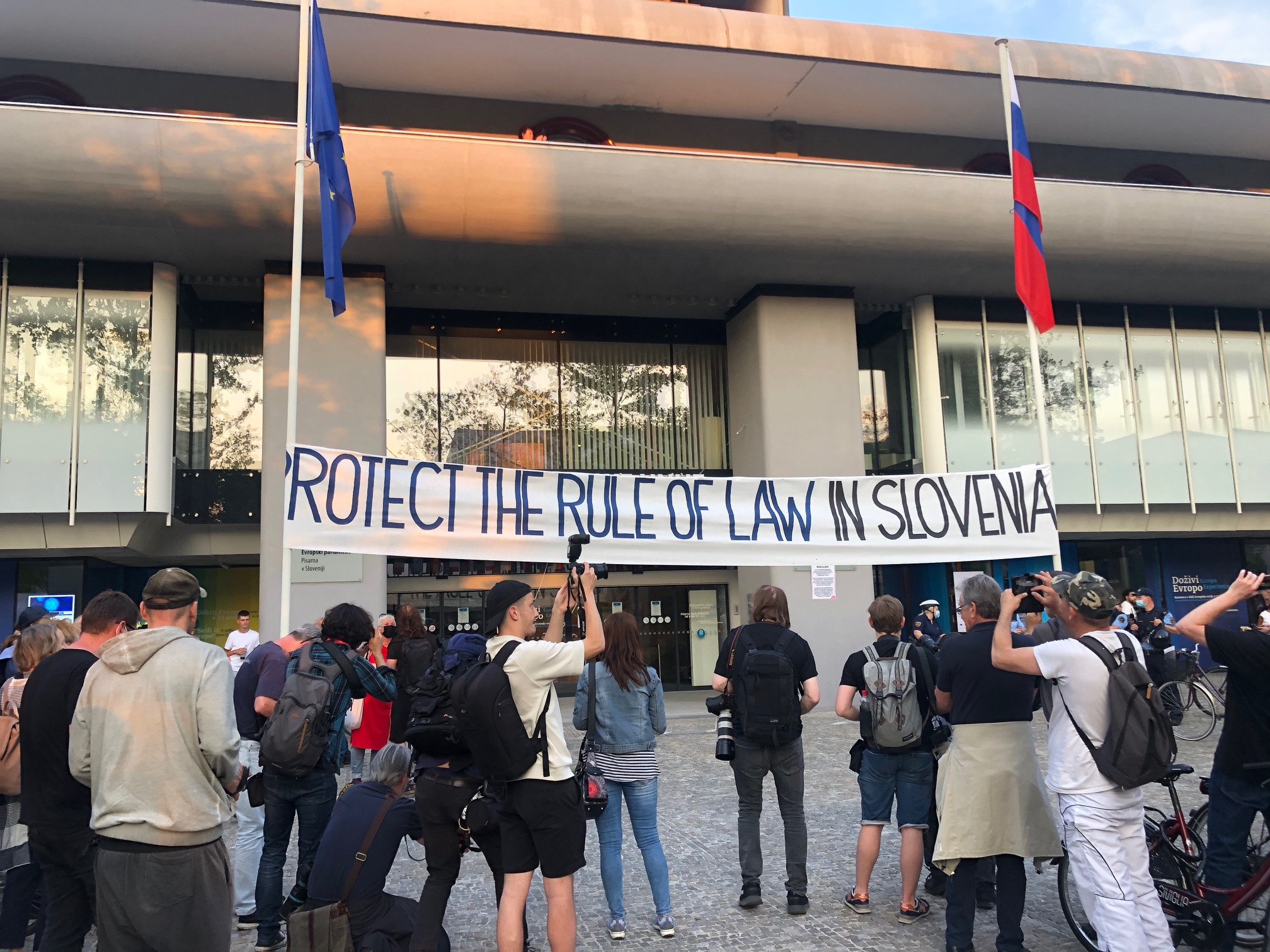 “Na poti je…” – Janez Janša o “pomoči Bruslja” in pozivu, naj Evropa zaščiti vladavino prava v Sloveniji, za kar so prosili petkovi protestniki in Jaša Jenull