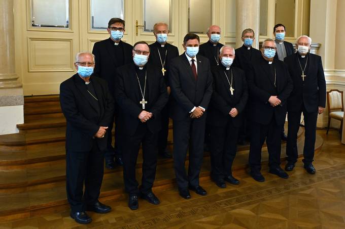 (VIDEO) Tiskovna konferenca predsednika Boruta Pahorja po kosilu s slovenskimi škofi