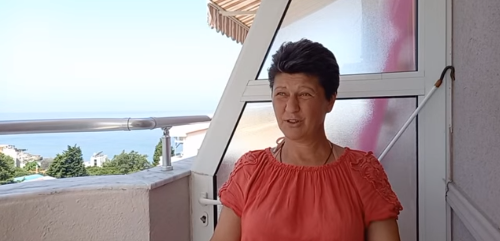 (VIDEO) Kako je Ani Bidar z dopusta v Črni gori obračunala z levo in desno proslavo, pa še z majorjem Troho, ki ji očita, da “uživa na morju, medtem ko njegovi vsak dan hodijo na plažo na RTV”
