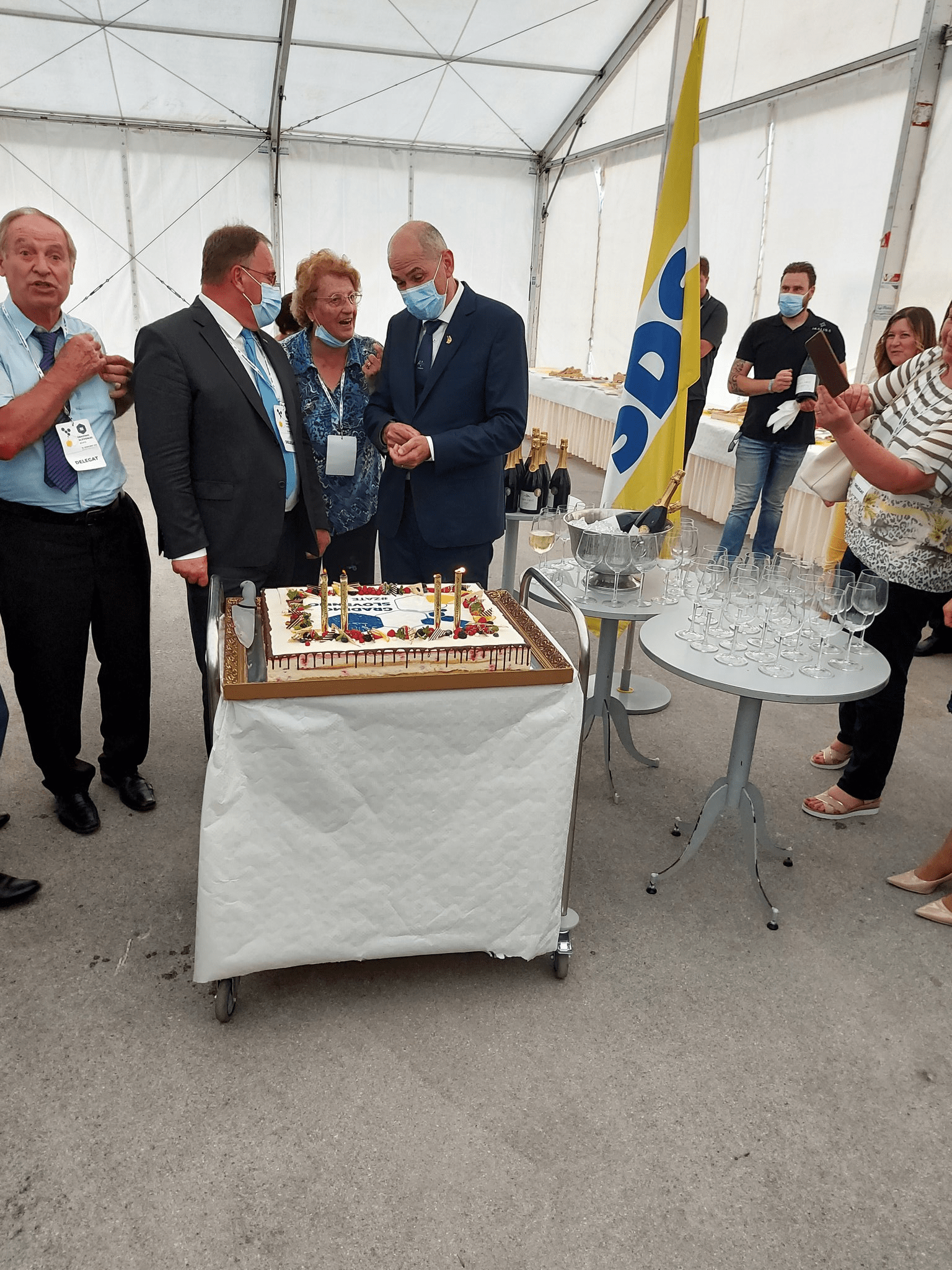 (VIDEO) Kongresna torta za vladajočo stranko SDS in njenega predsednika Janeza Janšo