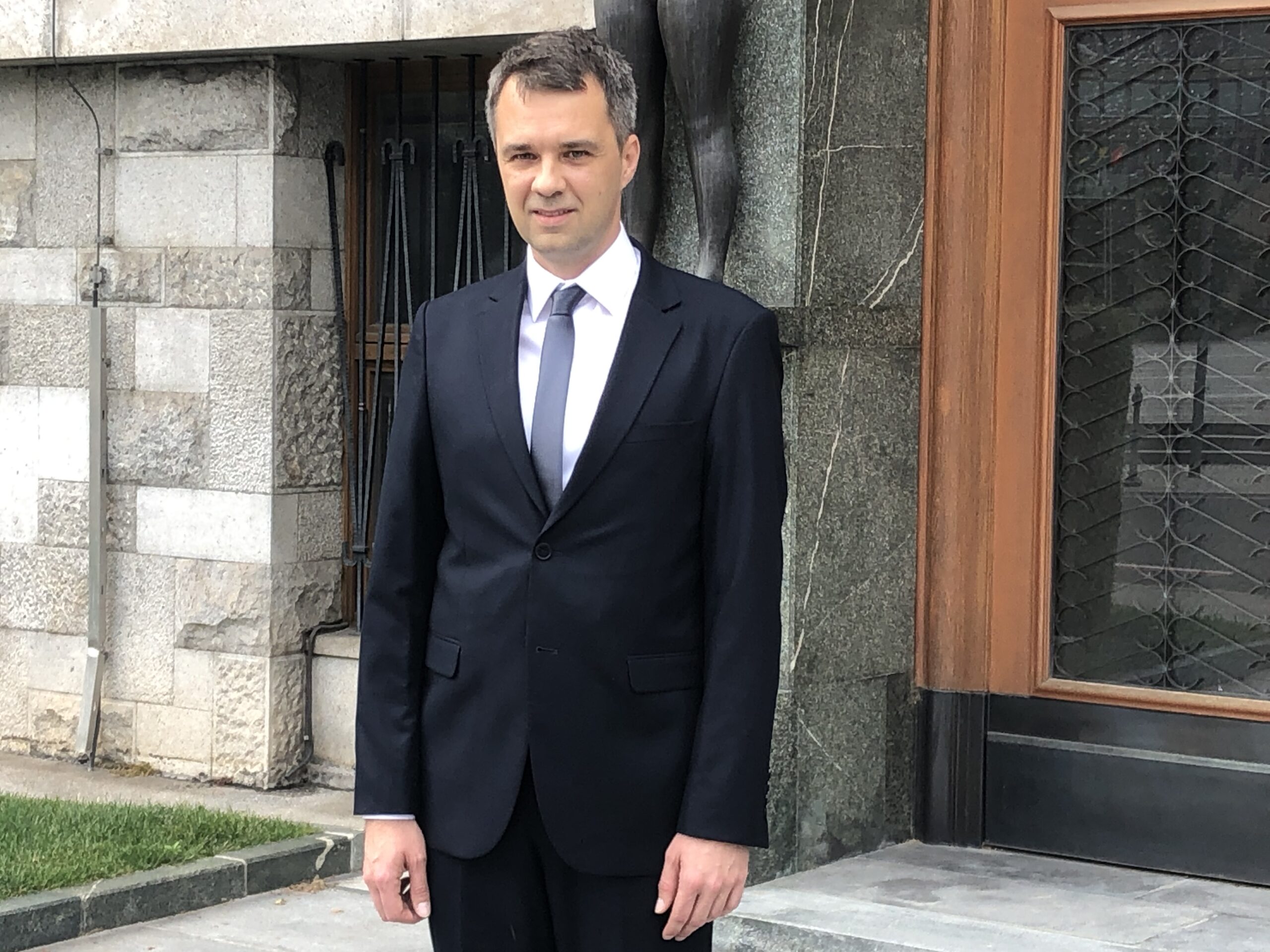 (VIDEO) Po skoraj šesturnem zaslišanju je Dikaučič  na koncu dobil večinsko podporo