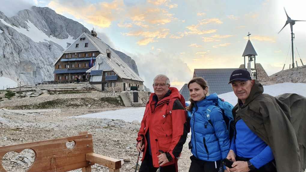 (VIDEO) Potem ko je Timmermans zavrnil skupinsko slikanje z Janezom Janšo, je Janša Borrella skupaj z Urško takole odpeljal na vrh Triglava