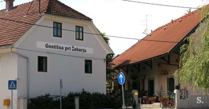 Kakšen je vpliv kosila v gostilni pri Žabarju in “predreferendumskega” dopustovanja vplivnih posameznikov iz omrežja SDS v počitniškem naselju v Sv. Benediktu v Dajli blizu Novigrada na slovensko politiko