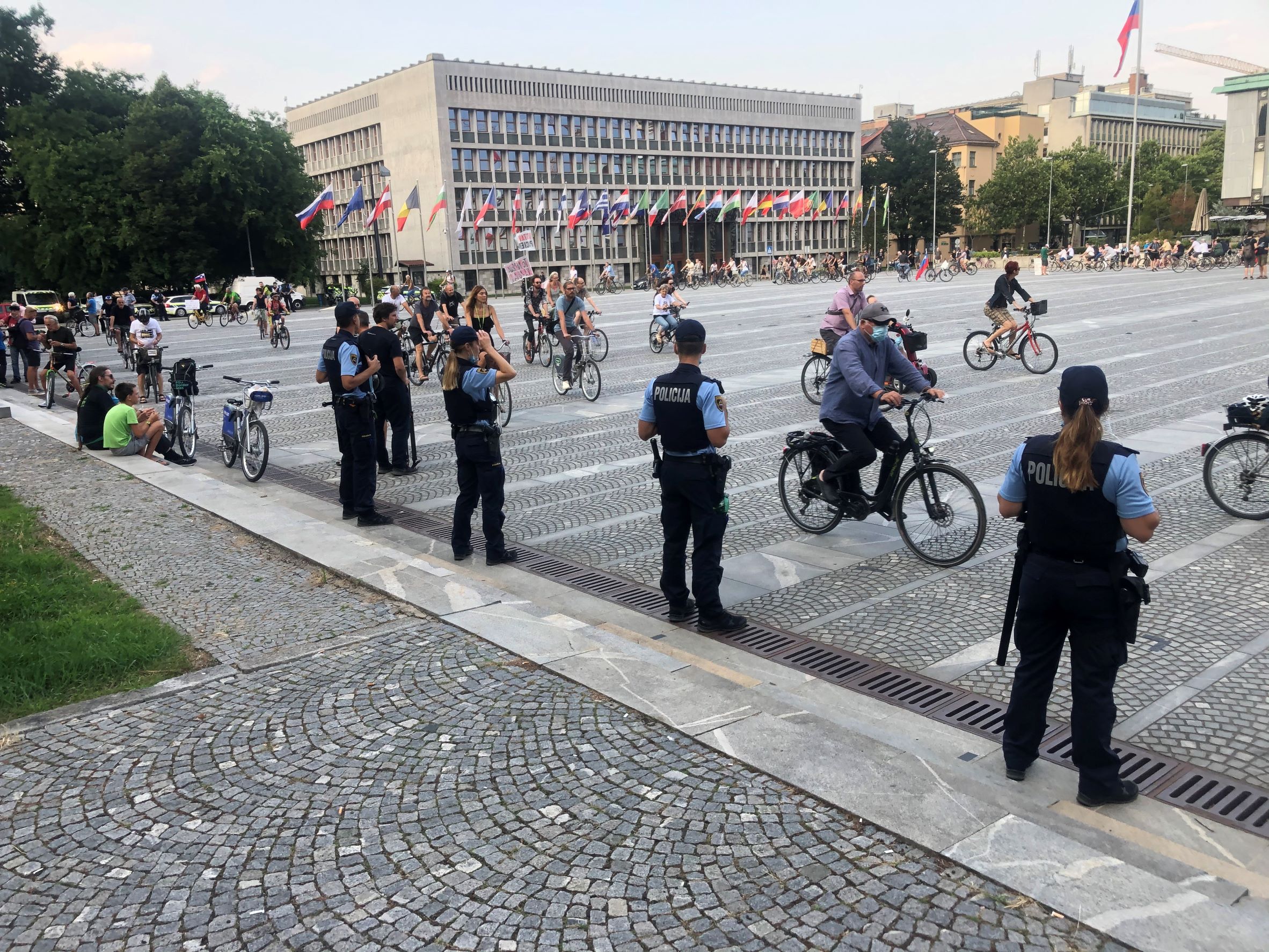 (VIDEO) V Ljubljani zagorelo parkirano policijsko vozilo – V večernih urah poostrena kontrola nad kolesarji na Dunajski cesti, čeprav dogodek, po zagotovilih policije, naj ne bi bil povezan z nocojšnjimi kolesarskimi protesti