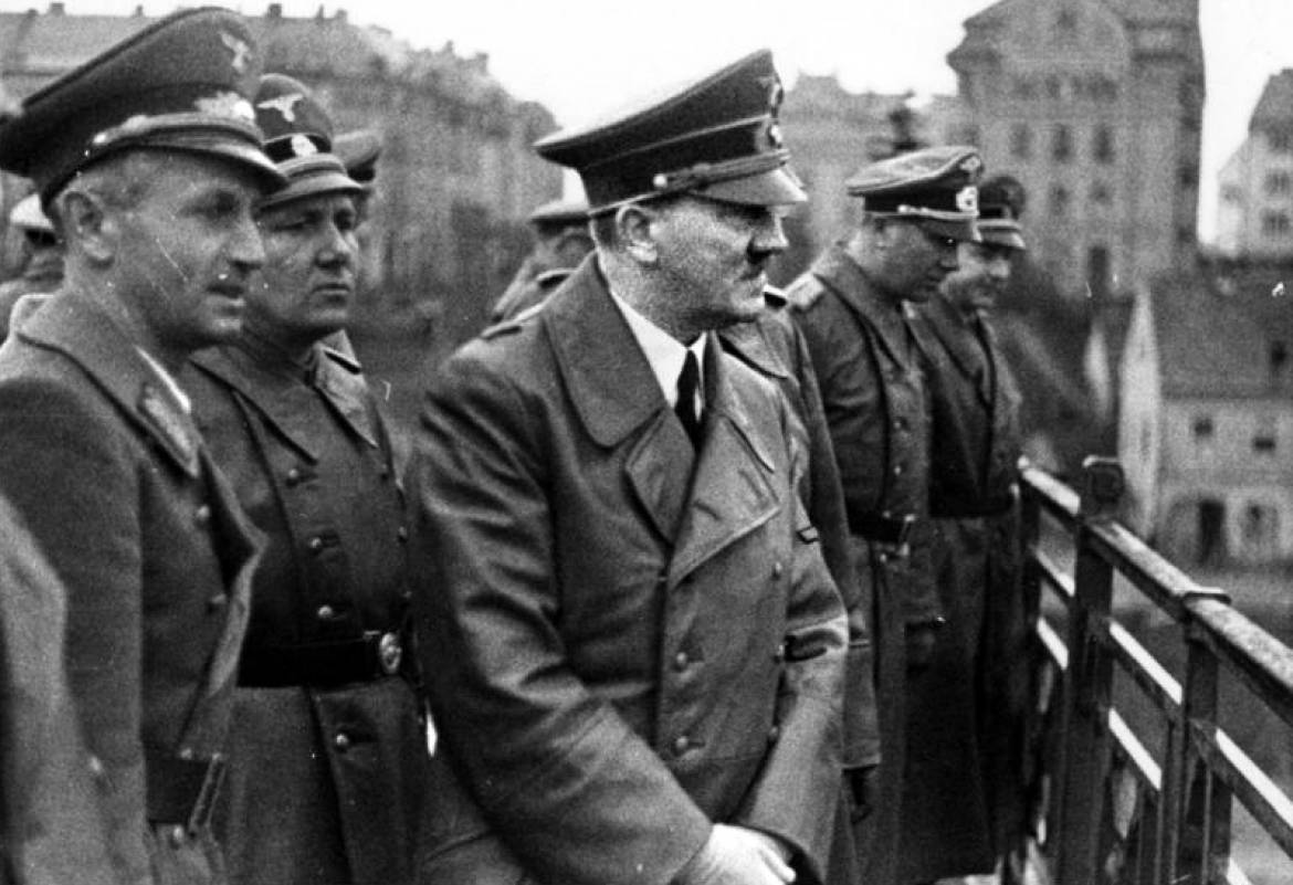 “Je bil Hitler heroj?”- Poslanec SD Marko Koprivec na Janeza Janšo in Vaska Simonitija naslovil vprašanje in poslansko pobudo zaradi “provokacije poveličevanja neonacističnih ideologij v slovenski družbi”