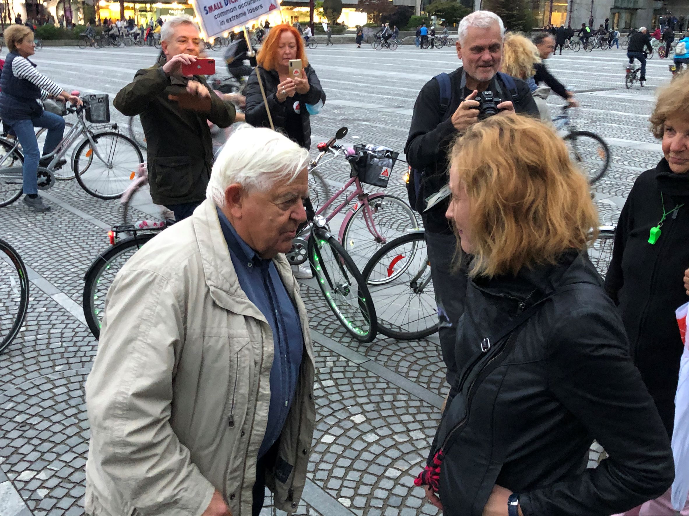 (VIDEO) Petkovi kolesarski protestniki s kazensko ovadbo proti Janezu Janši – Na Trgu republike protestiral tudi Milan Kučan