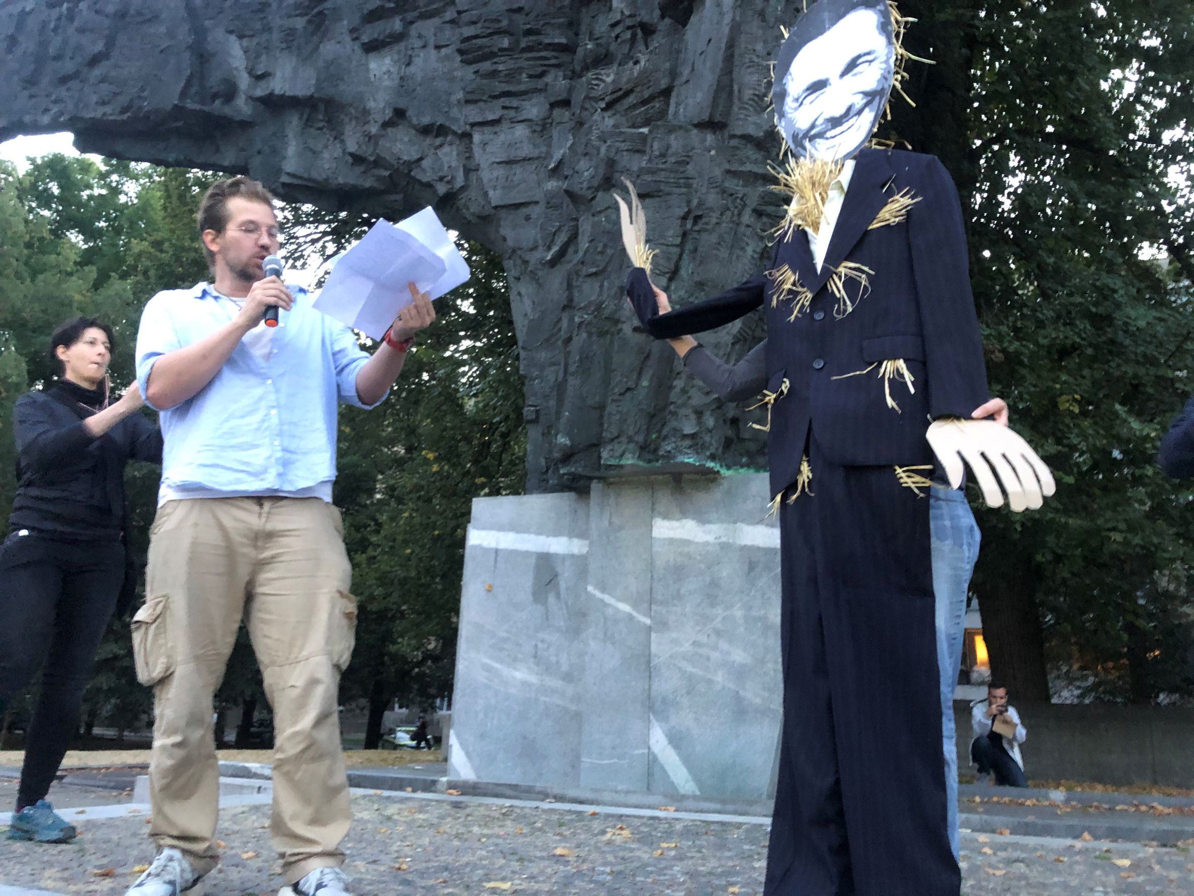 (VIDEO)”Manifestacije levega fašizma vse bolj bizarne” – Janez Janša v odzivu na petkov performans kolesarskih protestnikov, ki se “soočili z lutko z Boruta Pahorja” in mu očitali, “da se boji Janše”.