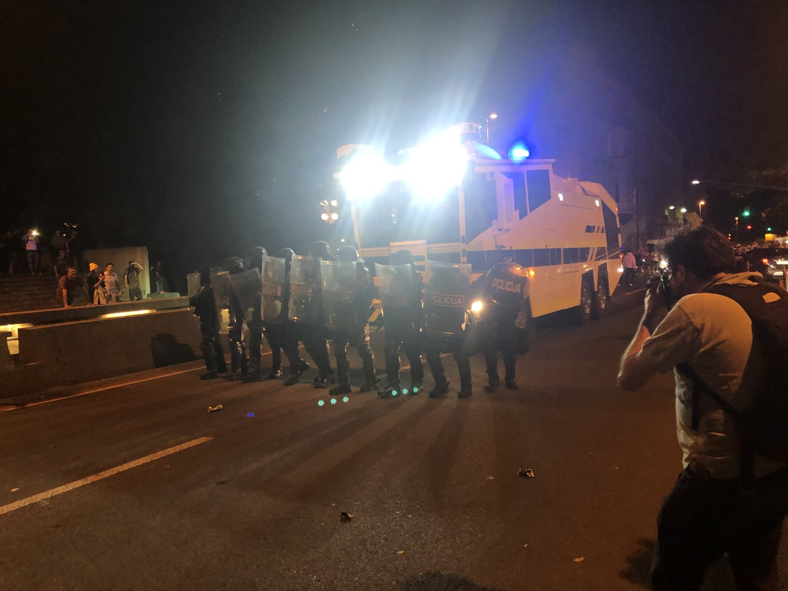 (VIDEO) Granitne kocke in vodni top: Dramatični spopadi med policijo in demonstranti; Policija z vodnim topom nad protestnike pred Državnim zborom