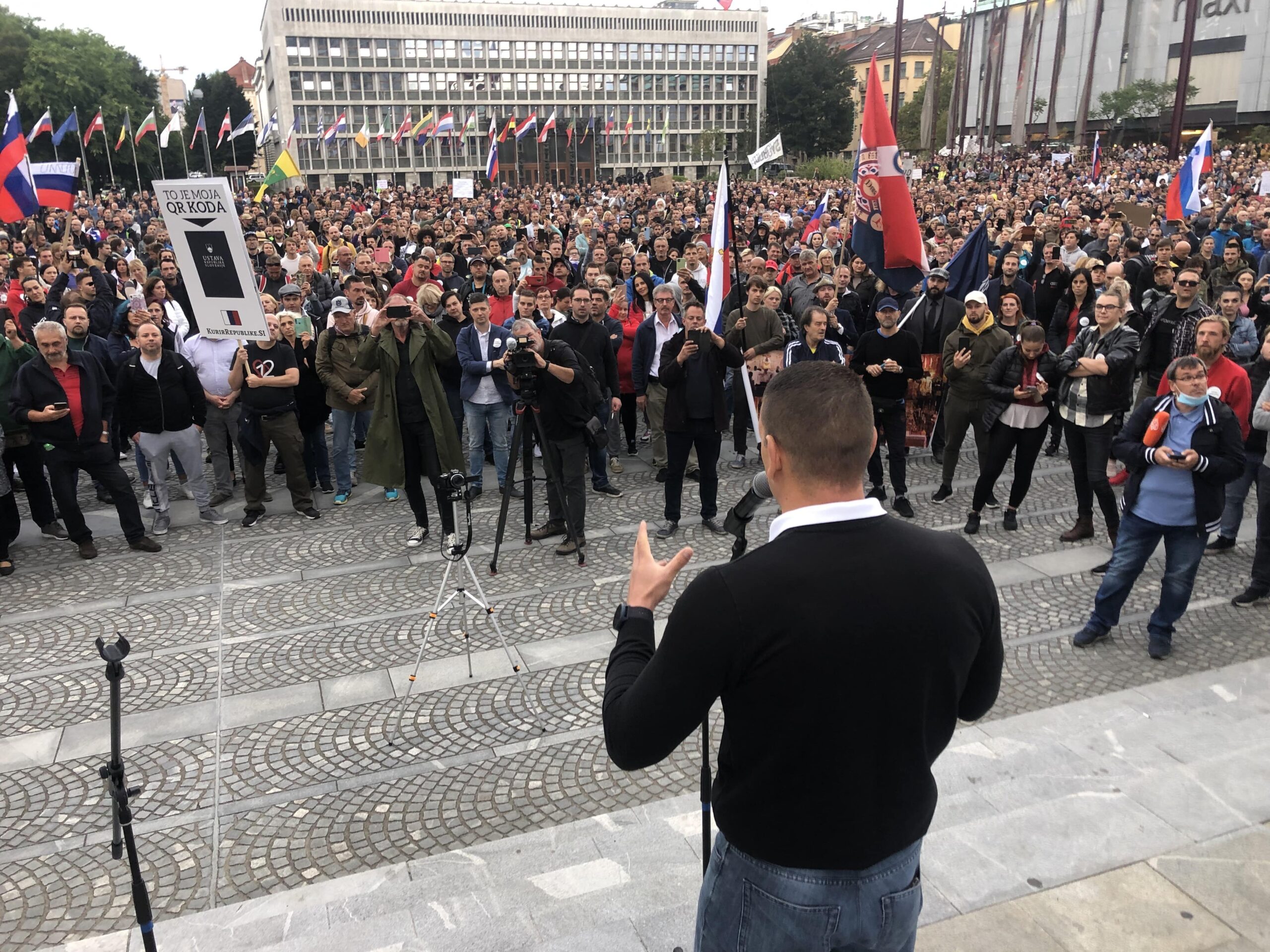 (V ŽIVO) Na Trgu republike ponovno protest v organizaciji kranjskega mestnega svetnika Zorana Stevanovića
