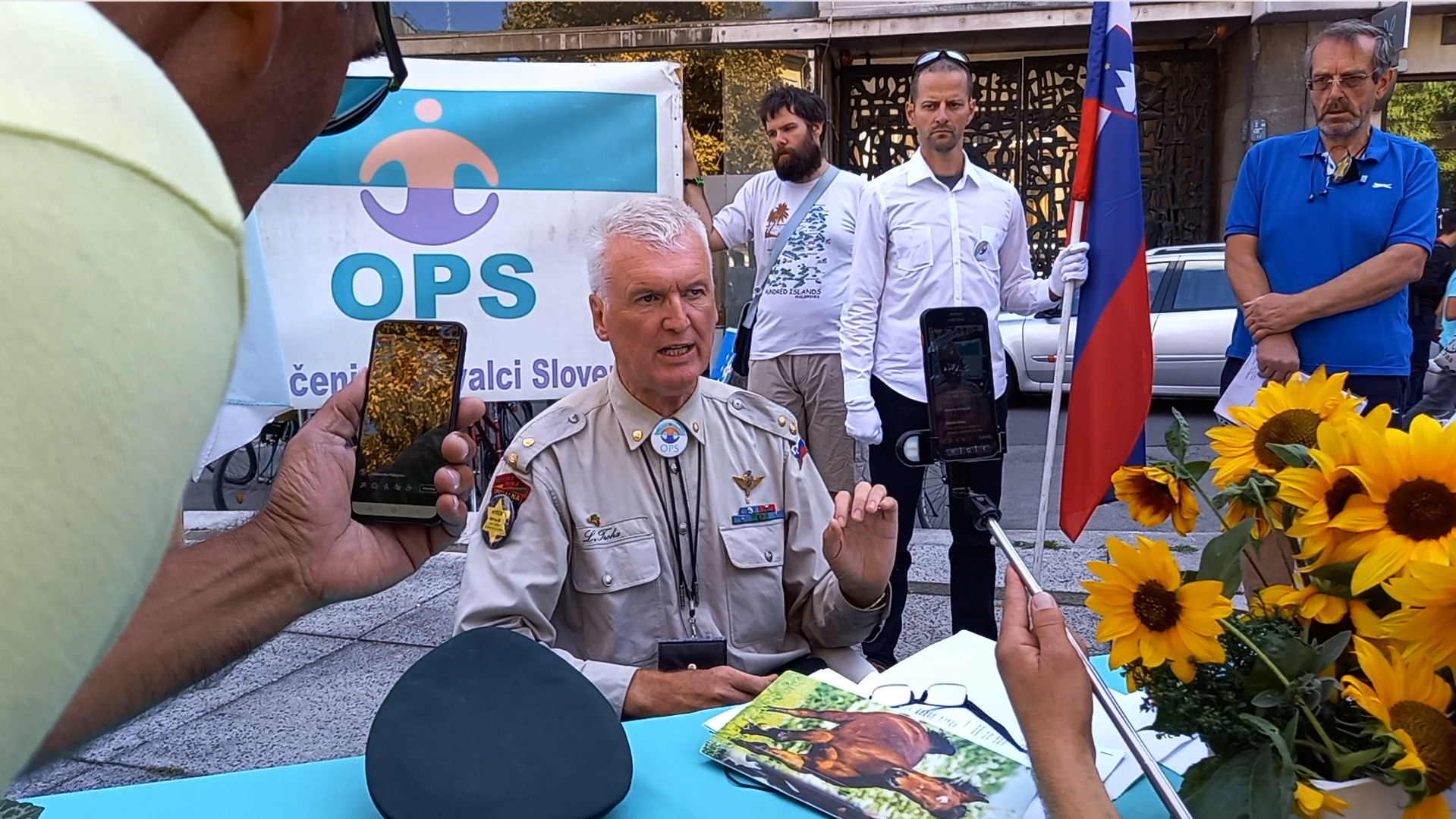 (VIDEO) Major Troha, ki je tokrat v uniformi MORIS-a s svojim gibanjem OPS in “antivakserji” zasedel prostor pred Okrožnim državnim tožilstvom v Ljubljani, je z ultimatom grozil Janševi vladi