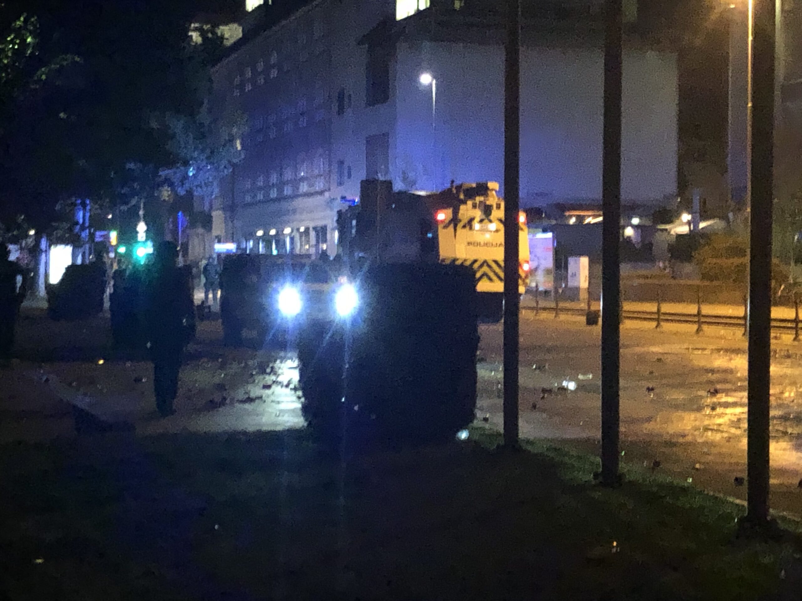 (VIDEO) “Dogajanje naroda” v Ljubljani: Prava ulična vojna med protestniki in policijo pred poslopjem parlamenta