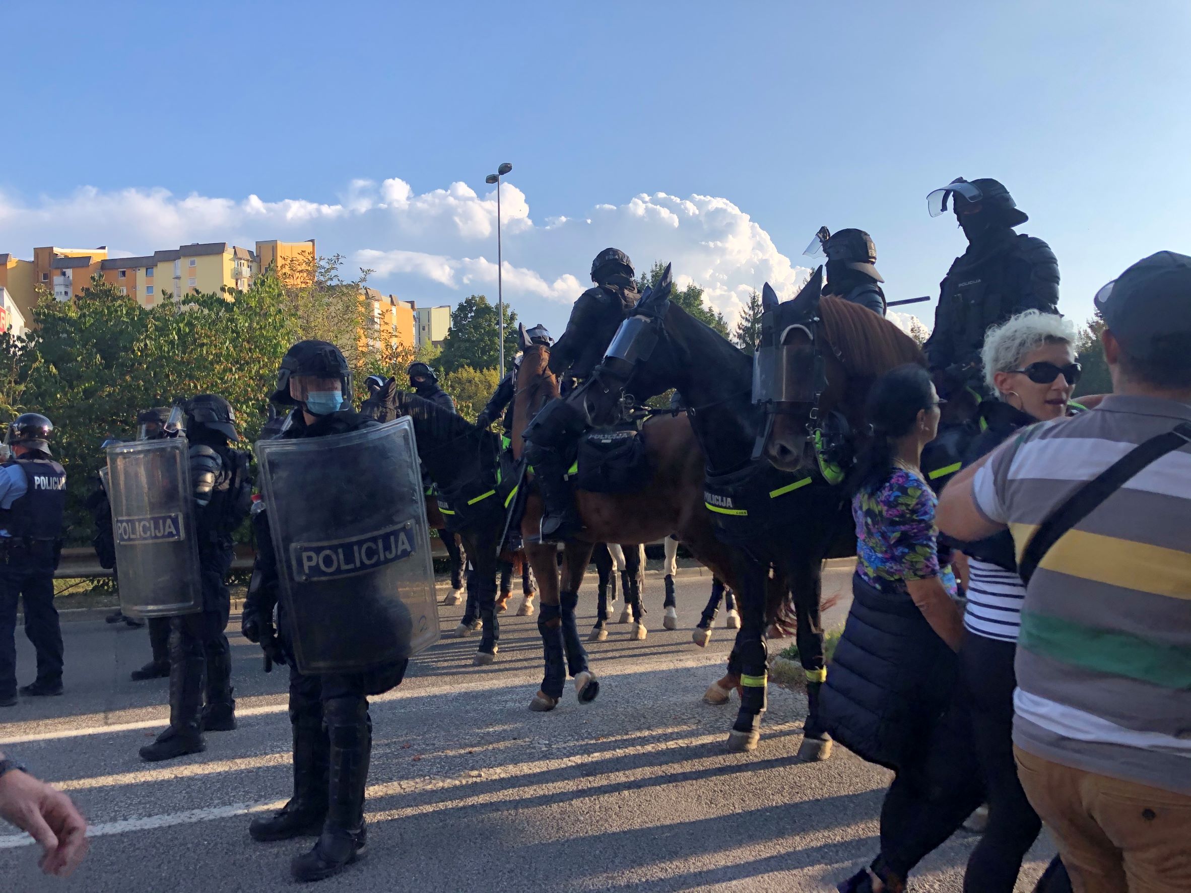 (V ŽIVO) Policija odstranjuje razgrete protestnike – Po incidentu na ljubljanski obvoznici se protest na Trgu republike nadaljuje