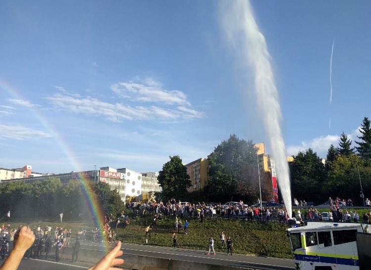 (VIDEO) Dogajanje naroda v Ljubljani – Protestnike je najprej opral vodni top na severni ljubljanski obvoznici, ki je zalil tudi kamero Topnews.si/Top TV,  nato pa je najbolj razgrete ohladilo in  odplaknilo večerno neurje