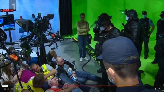 Je bil petkov vdor na RTV slovenska mini repriza vdora v Kapitol? Na družbenih omrežjih se nadaljuje obračunavanje, kdo je ogovoren za “štalo” na RTV