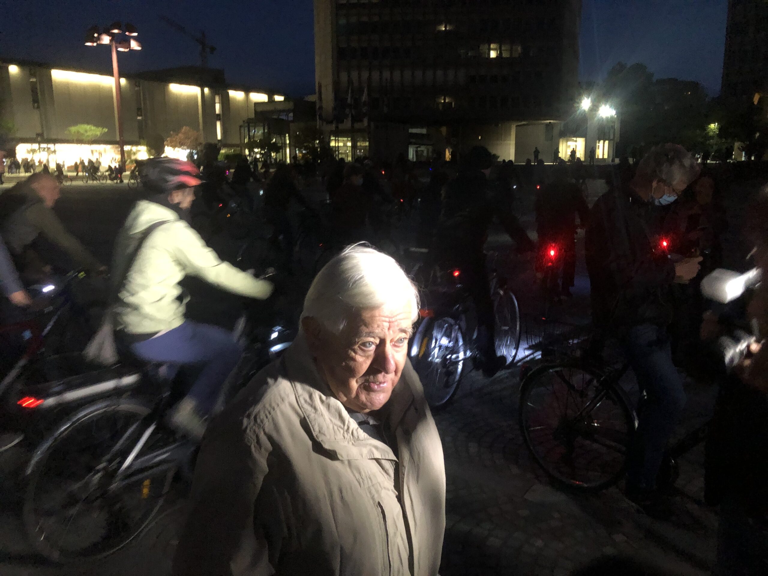 (V ŽIVO) Po sredi na Trgu republike nocoj ponovno protest – Petkov kolesarski protest tokrat  tematsko posvečen področju “demokracije in reforme političnega sistema”