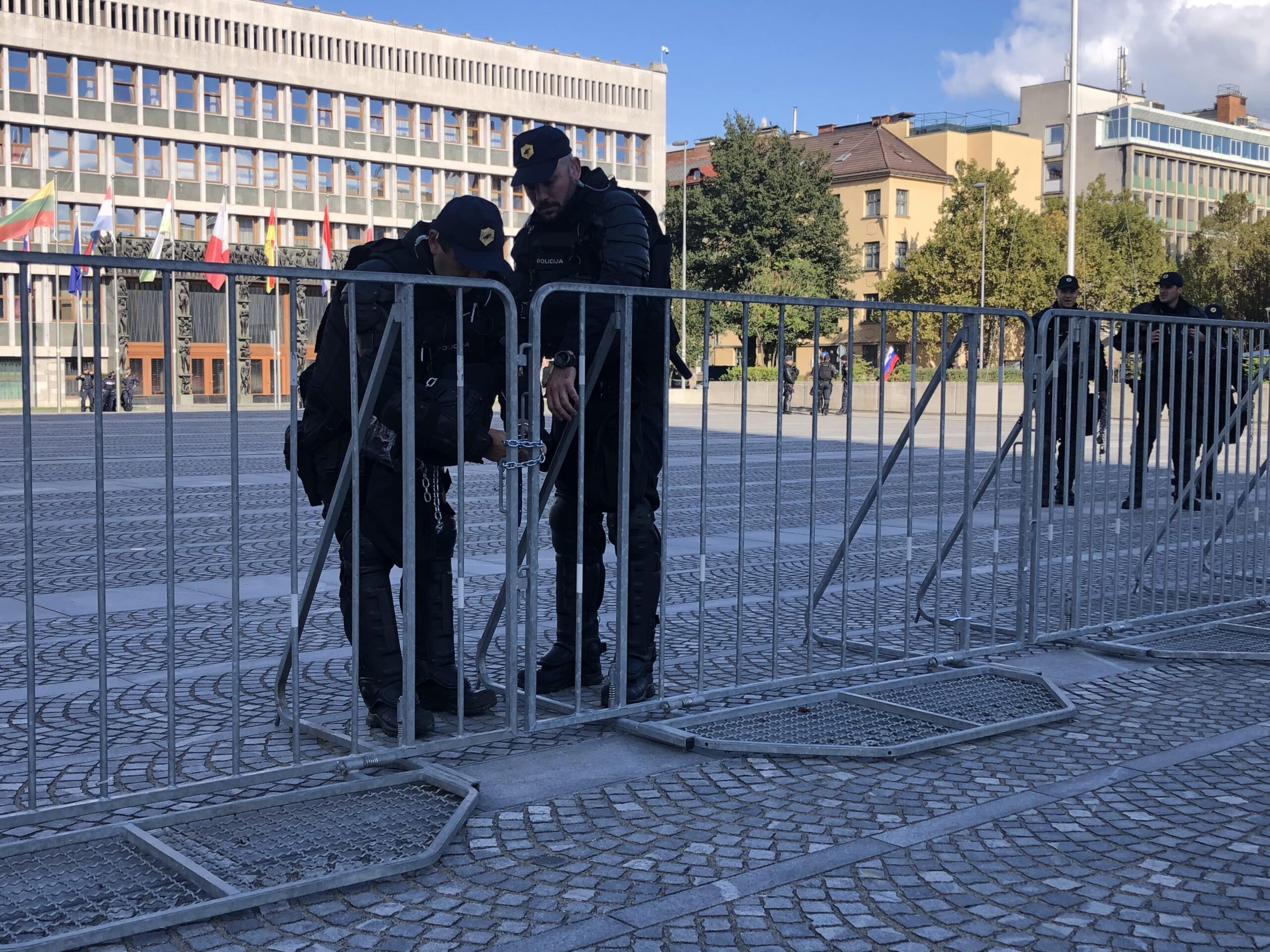 (V ŽIVO) Sredini protesti – Trg republike ograjen, okoli državnega zbora kordoni policije