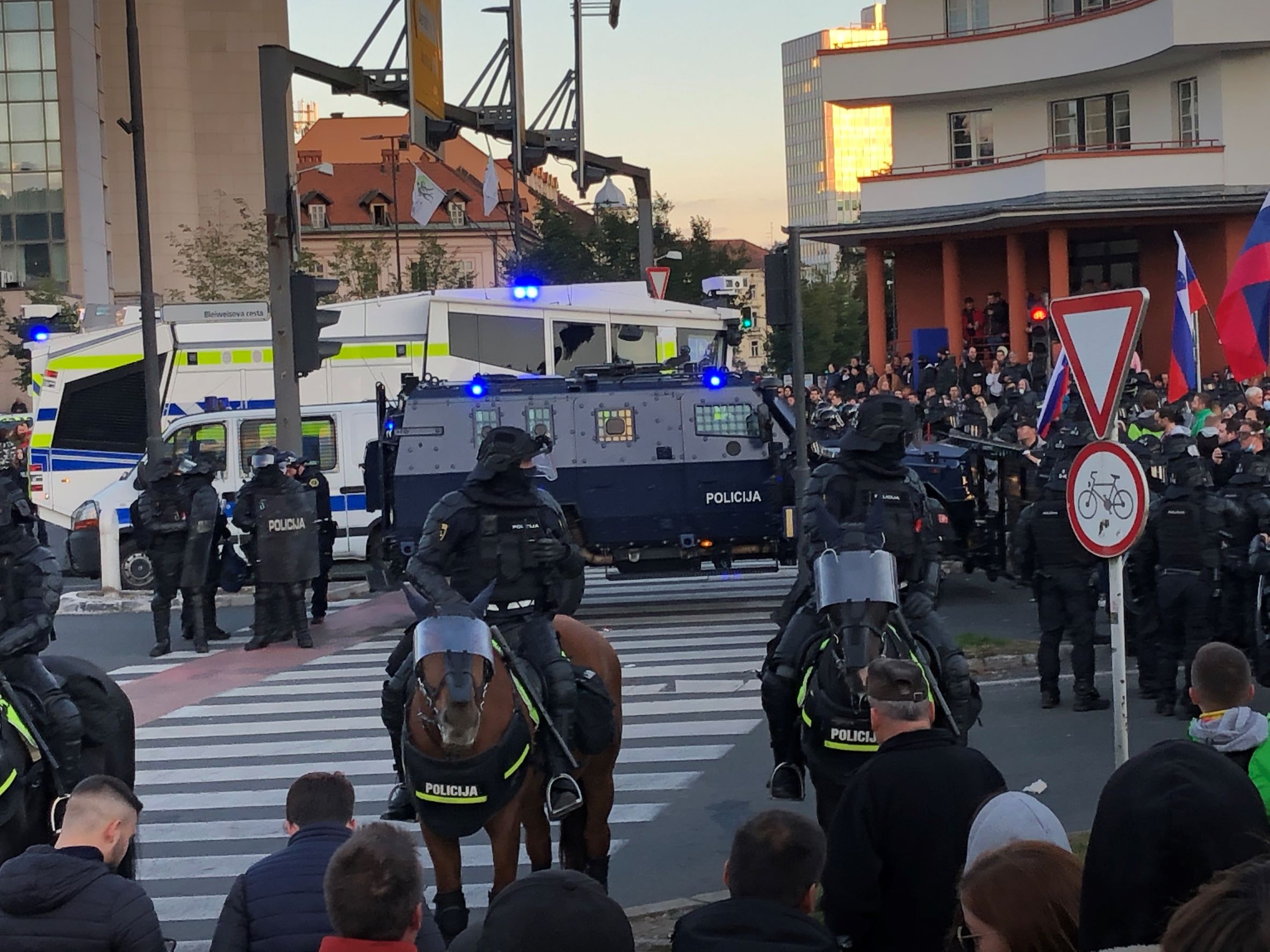 (VIDEO) Policija je včeraj spremenila strategijo in s pomočjo oklepnega vozila in vodnega topa, ki pa tokrat ni bil uporabljen, »taktično umirila« protestnike – Na protestih sodelovali Zoran Stevanović, Anica Bidar, Zatko -Zlatan Ćordić….