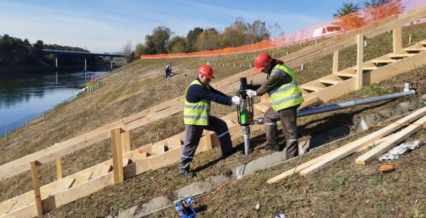 Podzemno kmetovanje in zelena energija v zadnjem slovenskem premogovniku – Hčerinska družba državne družbe HTZ Velenje začela gradnjo 2,6 MW sončne elektrarne ob odtočnem kanalu hidroelektrarne Zlatoličje