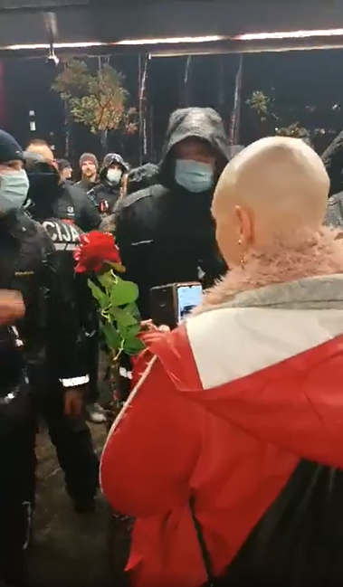(VIDEO) Kako  se je sinočnji protest končal z incidentom in zakaj je sploh prišlo do konflikta med policijo in udeleženci protesta