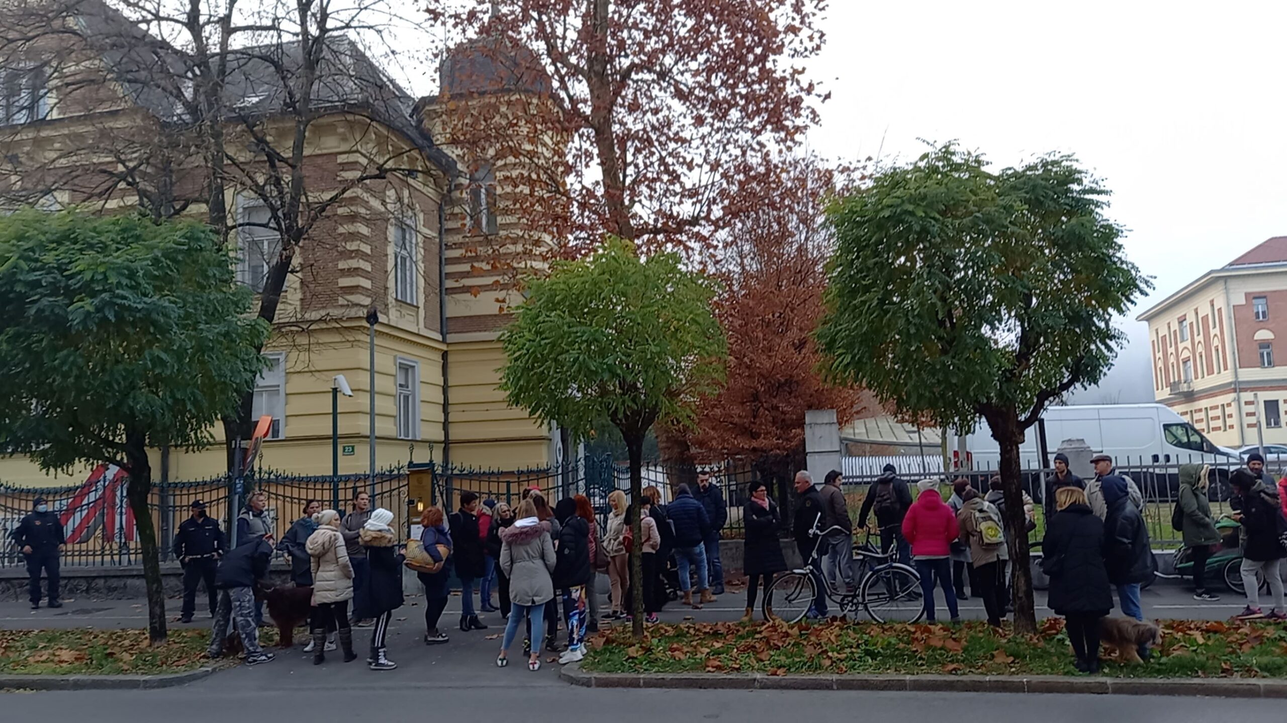 (VIDEO) Včeraj protesti tudi pred avstrijskim veleposlaništvom v Ljubljani – Del sredinih protestnikov z Anico Bidar se boji, “da bo obvezno cepljenje, po sosednji Avstriji, kmalu uzakonjeno tudi pri nas”
