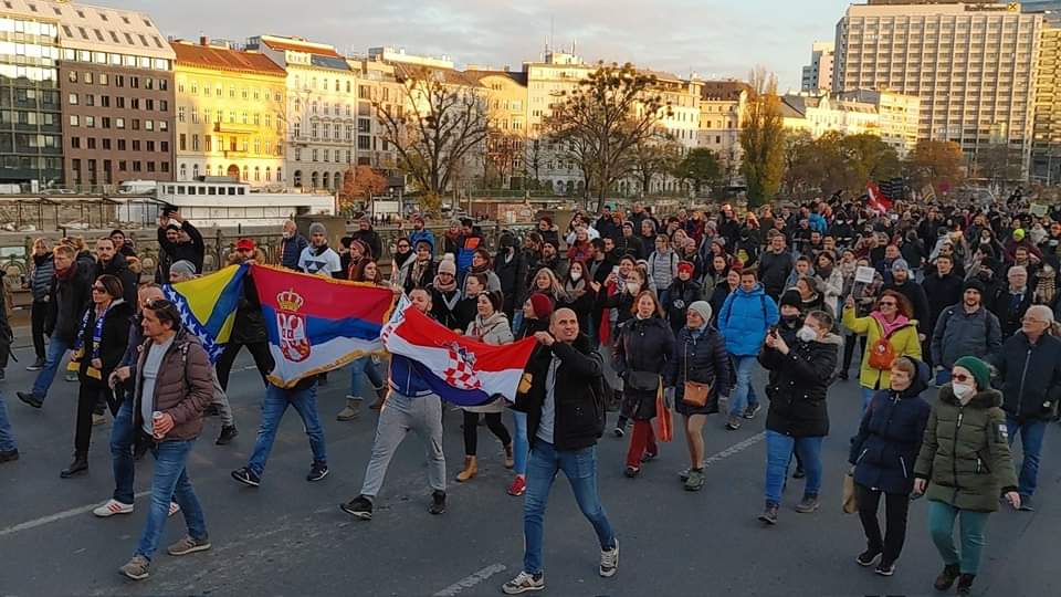 Kako so nedavni protesti na Dunaju združili Hrvate, Bosance in Srbe, ki so z zastavami republik  nekdanje Jugoslavije protestirali proti  zaostritvi korona ukrepov  v Avstriji