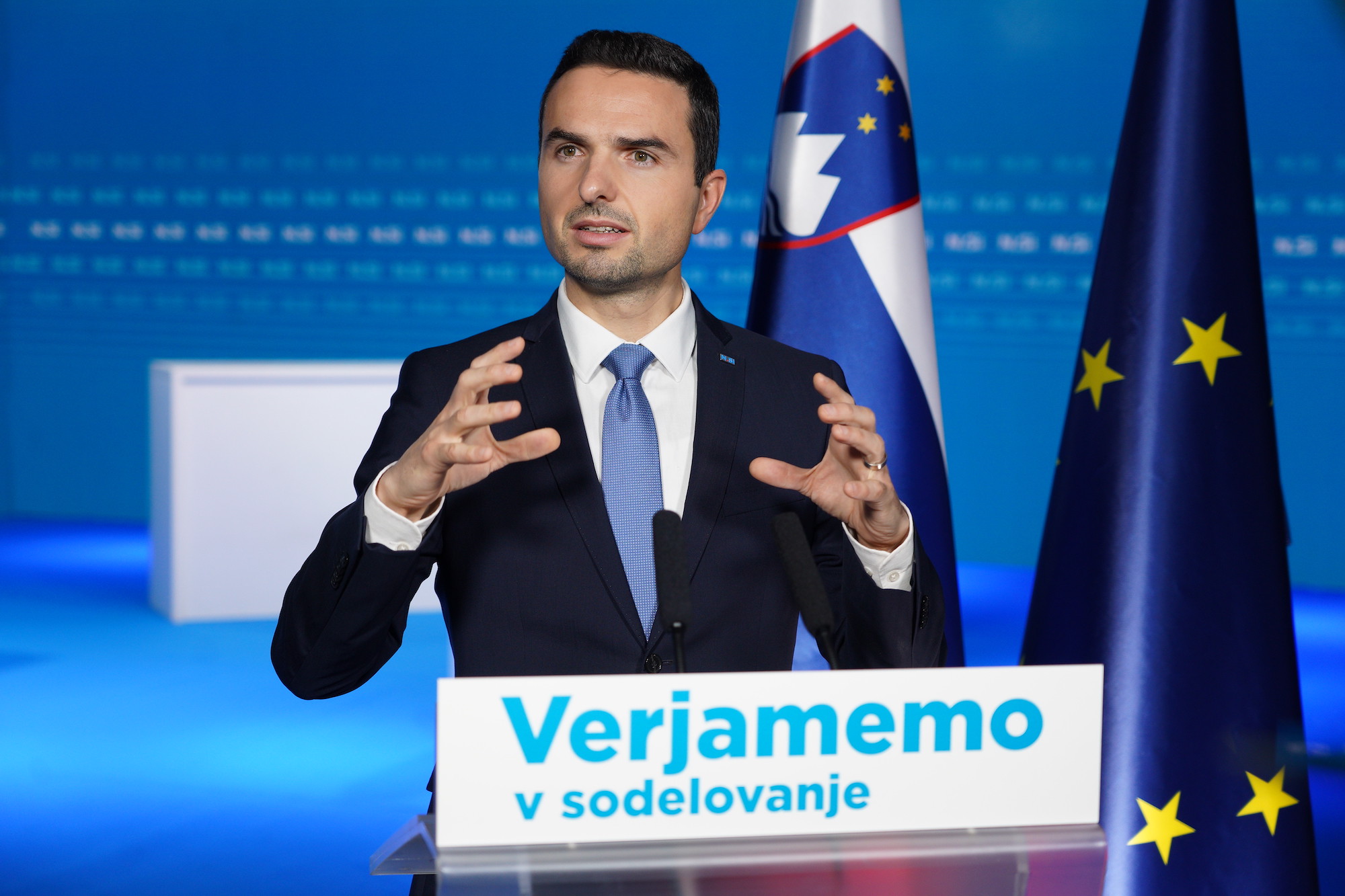 (VIDEO)”Čas je, da slovenski javnosti sporočimo, da smo pripravljeni voditi naslednjo vlado. Ko bodo volivci na prihodnjih volitvah dovolj odločno podprli Novo Slovenijo, se bomo izognili neučinkovitosti koalicije KUL in ostrini SDS,” je na kongresu NSi dejal predsednik stranke Matej Tonin