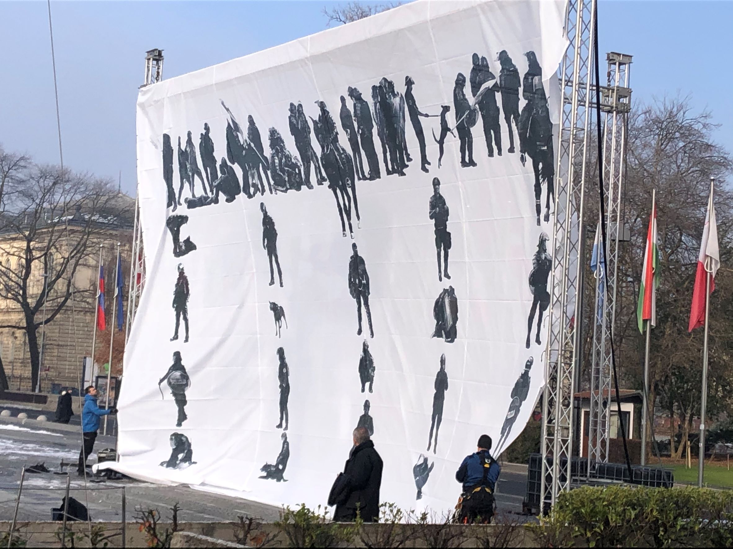 (VIDEO) Nenavadna umetniška instalacija neznanega avtorja pred parlamentom očitno namenjena ministru Alešu Hojsu –  Franc Kangler: “Gre za dodaten pritisk na poslance”