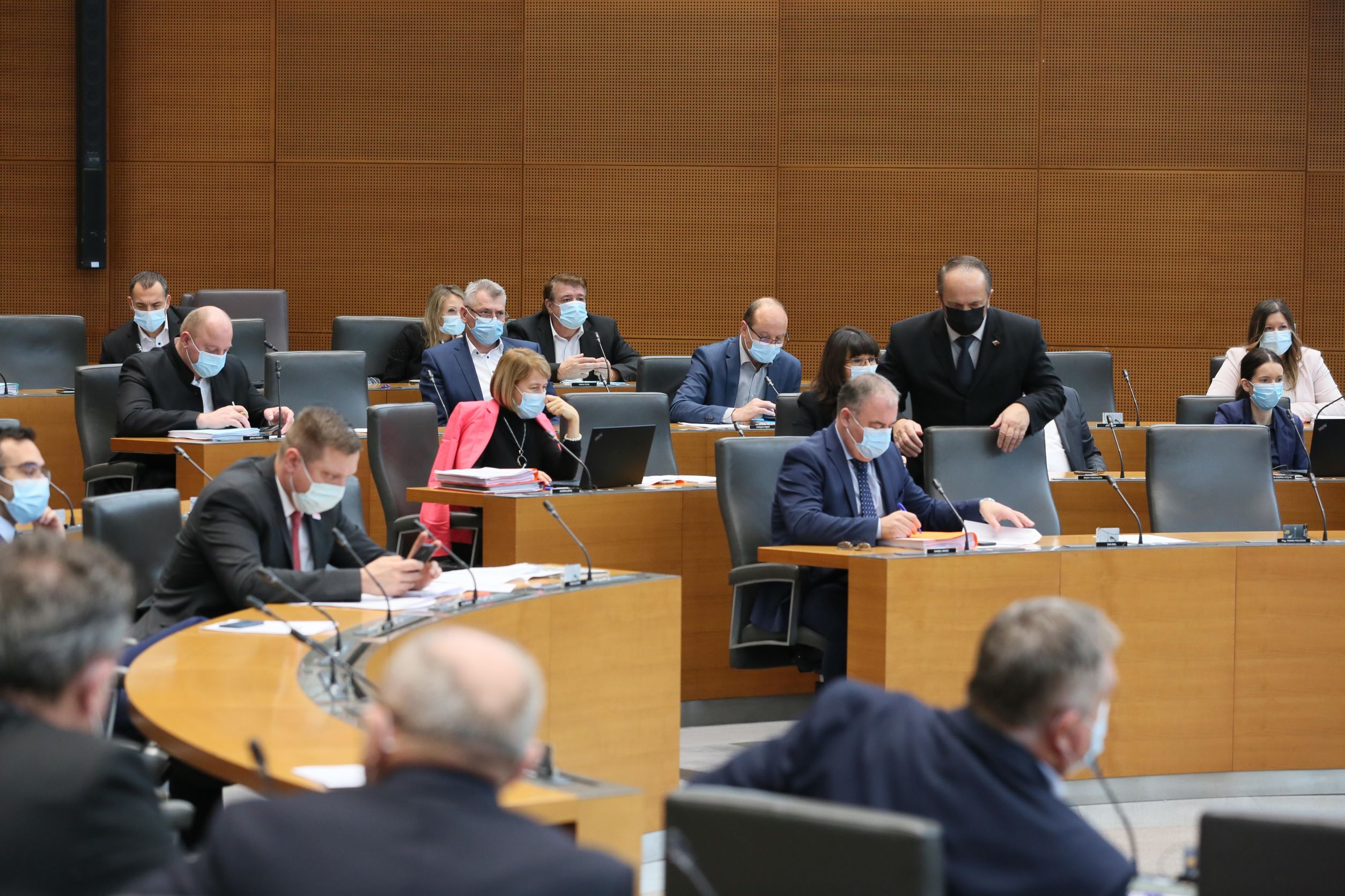 (VIDEO) Državni zbor, ki bo v petek odločal o interpelaciji leta proti ministru Andreju Vizjaku, danes začenja decembrsko sejo s poslanskimi vprašanji ministrom. Pred poslanskimi vprašanji Janez Janši še razprava o “korupciji in mafijskem upravljanju države”