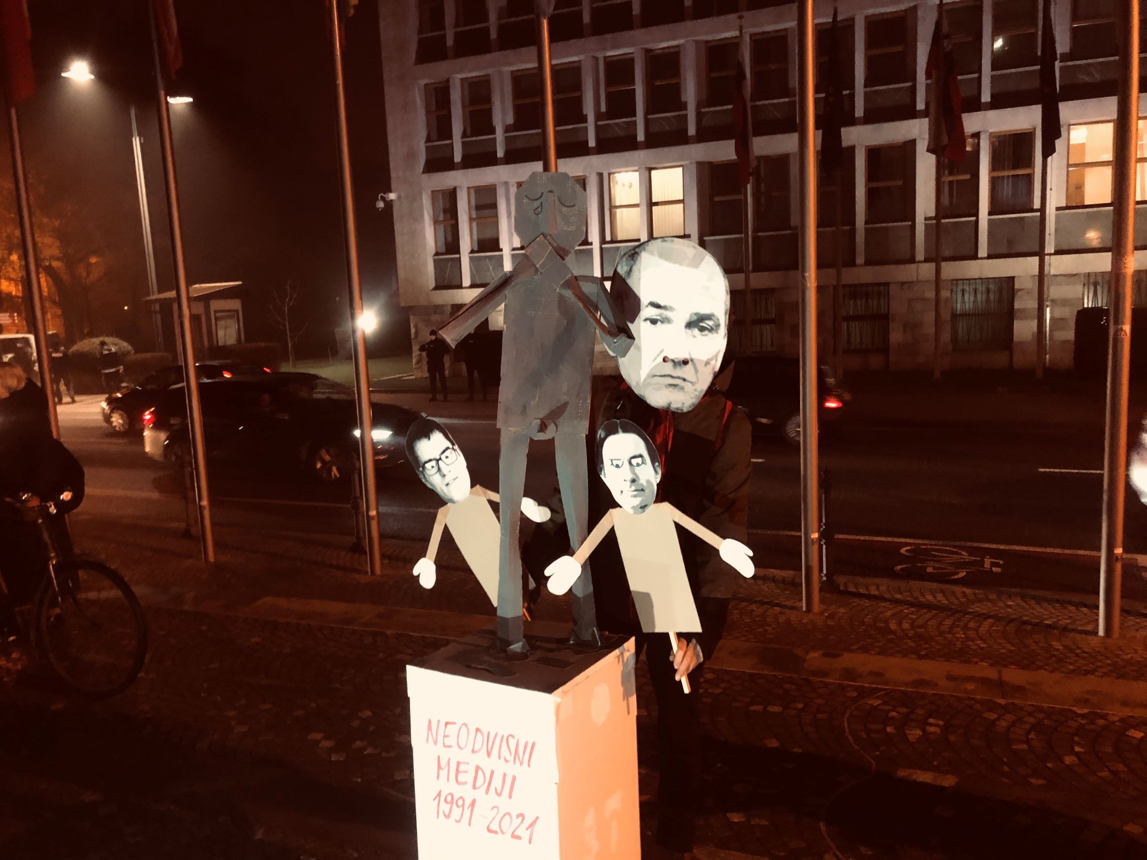 (V ŽIVO) Petkovi kolesarski protestniki so na Trgu republike protestirali s postavljanjem simboličnega kipa “izginjajoči medijski svobodi”