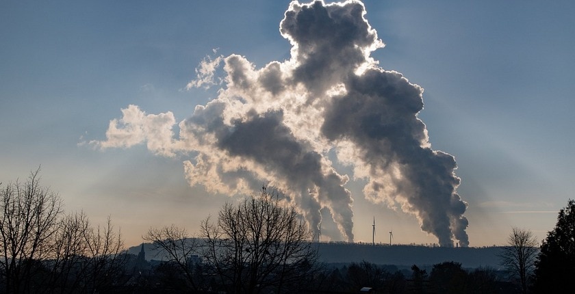 Cena dovoljenj za izpust CO2 se je lani zvišala za 140 odstotkov in se povzpela na rekordnih 80 evrov za tono v Evropski uniji