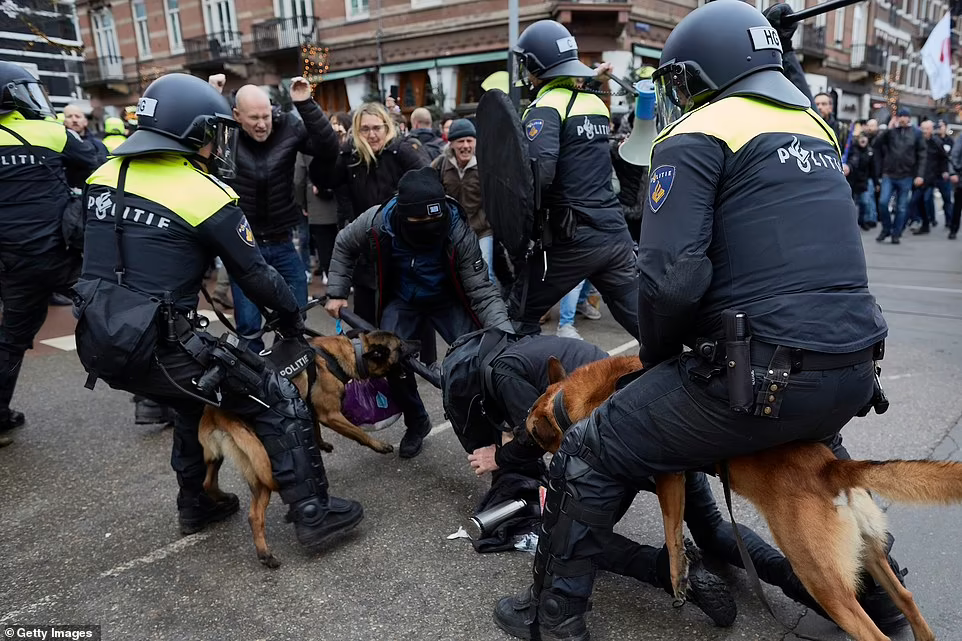 (VIDEO) “Ne tega Hojsu kazati. Bo dal takoj Olaju nove direktive” – Eden od komentarjev na posnetke včerajšnje intervencije policije na protestih proti lockdownu v Amsterdamu