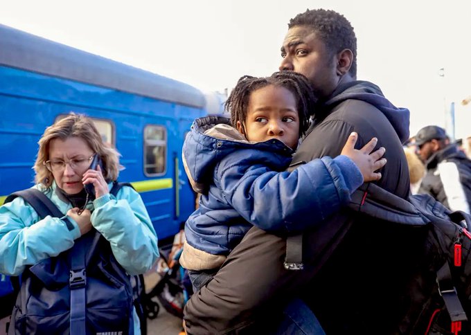 “Drugorazredni begunci”: Afričani, ki poskušajo pobegniti iz Ukrajine, se pritožujejo nad blokiranjem in rasističnim ravnanjem – Temnopolti študenti pravijo, da jih je policija ustavila pri vkrcanju na vlake in jih zlorabljala