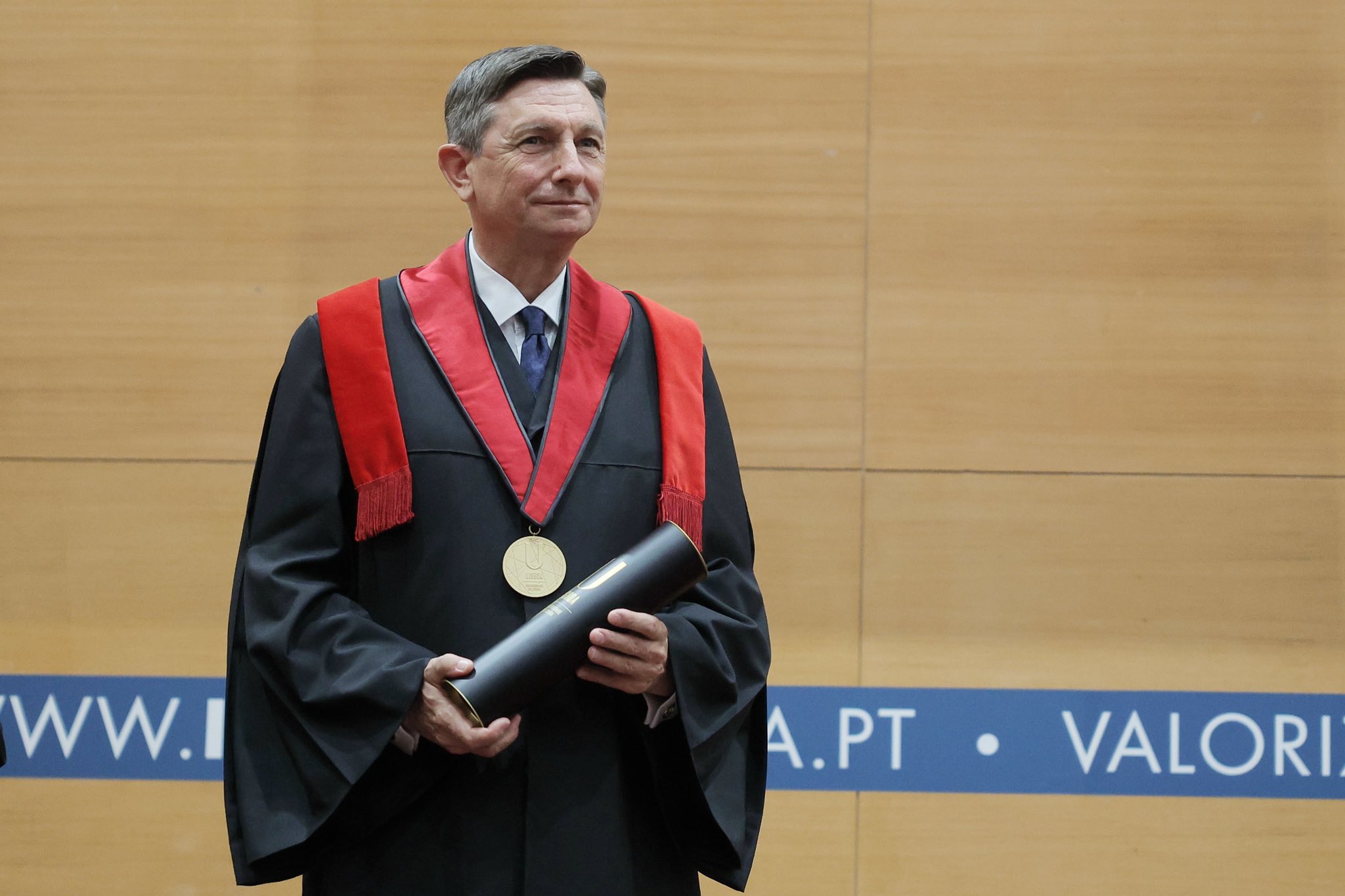 Čas za odlikovanja: Srbski predsednik Vučić odlikoval Zorana Jankovića in Johnnyja Deppa, predsednik Borut Pahor pa je postal častni doktor na Portugalskem