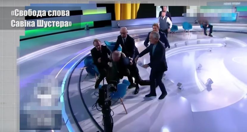 (VIDEO)  Pretep med politikom in novinarjem na ukrajinski televiziji – Novinar v oddaji “Svoboda govora” poslancu prisolil klofuto