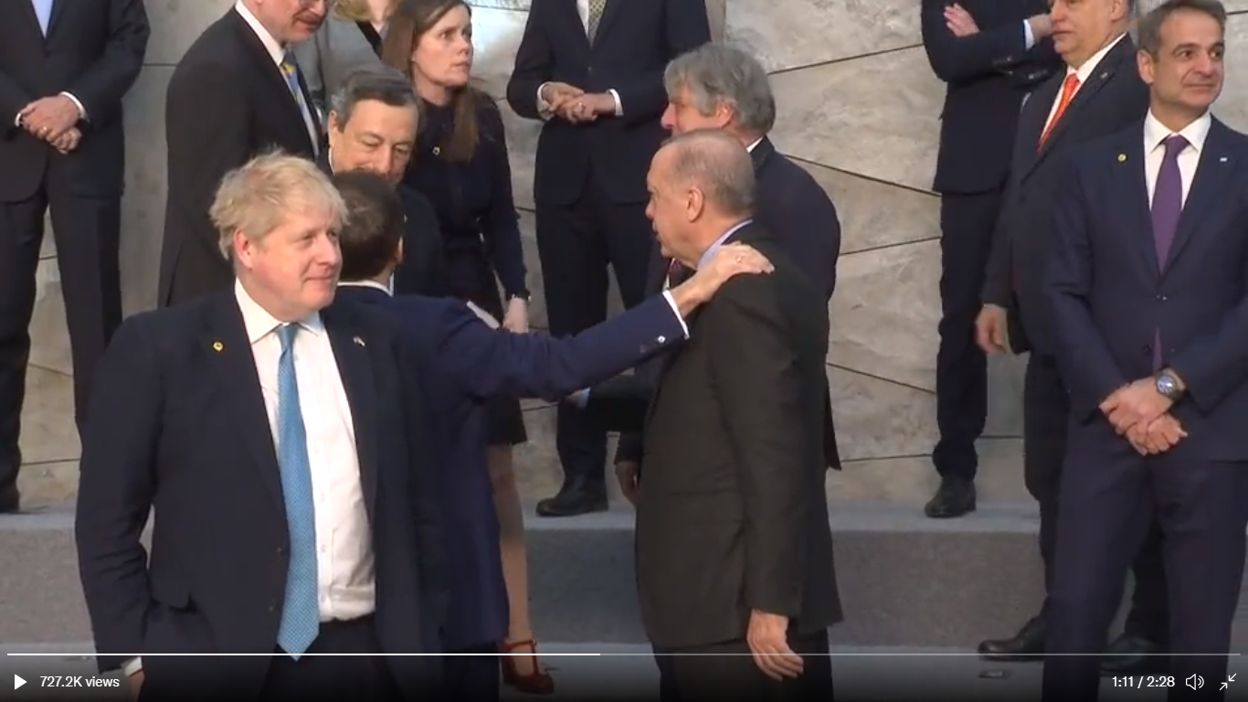 (VIDEO) Videoposnetek, ki pove več kot tisoč besed – Je Boris Johnson res najbolj osamljen človek na svetu, ker nihče na svetovnem prizorišču ne želi govoriti z njim ali pa se je le dolgočasil, ko je čakal na Joeja Bidna?