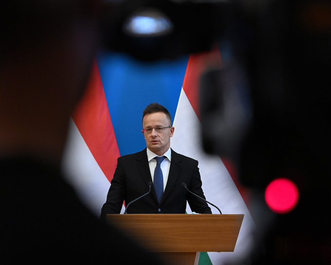 “Oskrba z energijo ni filozofsko ali ideološko vprašanje, ampak fizično, matematično” – Madžarski zunanji minister Péter Szijjártó napovedal veto, če bi EU uvedla sankcije na uvoz ruskega plina