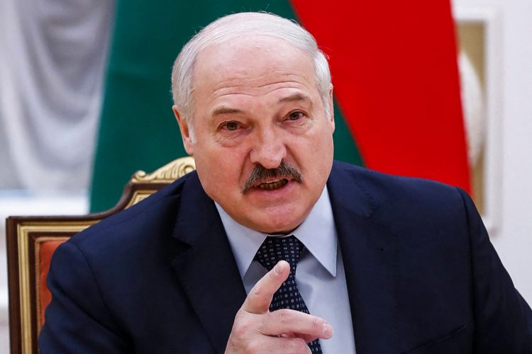 Lukašenko pravi, da je “Putin bolj živ kot kdorkoli drug”, “vse nas bo preživel”, ” je v vrhunski formi”, “nikoli ni bil bolj pri zdravi pameti”, ” prehladil se bo le na naših pogrebih …”