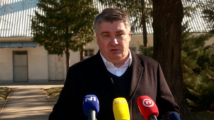 (VIDEO) Poglejte kako se je novinar sprl s hrvaškim predsednikom Zoranom Milanovićem, ki pravi, da je napoved širjenja Nata na Ukrajino napad  -“figurativni napad” na Rusijo in dodaja: “Dokler bom predsednik Hrvaške, bom proti širitvi Nata, kamorkoli”